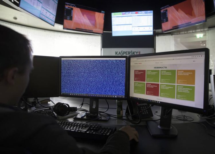 Un empleado de Kaspersky Lab trabaja en computadoras en la sede de la compañía en Moscú, Rusia, el 1 de julio de 2017. (AP Photo / Pavel Golovkin)