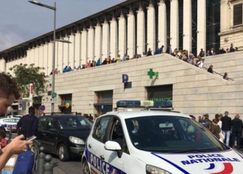 Terrorista musulmán asesina a dos al grito de “Alahu akbar” en Marsella