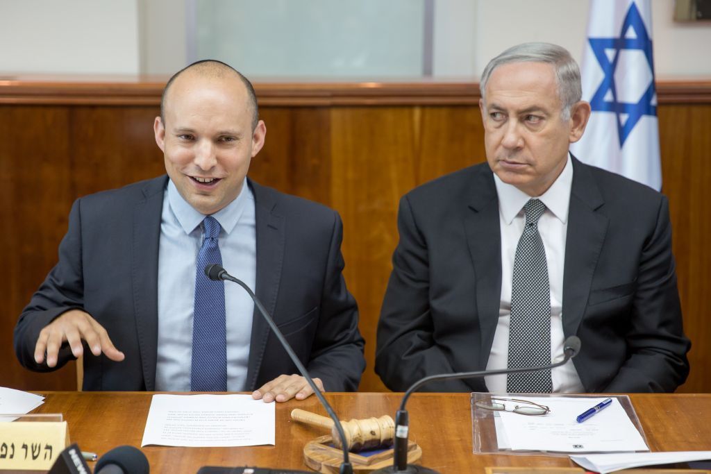 El primer ministro Benjamin Netanyahu, a la derecha, se entrevistó con el ministro de Educación, Naftali Bennett, en la reunión semanal del gabinete en Jerusalén, el 30 de agosto de 2016. (Emil Salman / Pool)