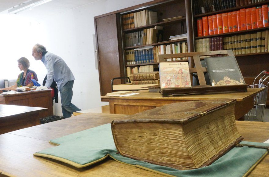 La Biblia hebrea Abravanel del siglo XV en la Universidad de Coimbra. (Cnaan Liphshiz)