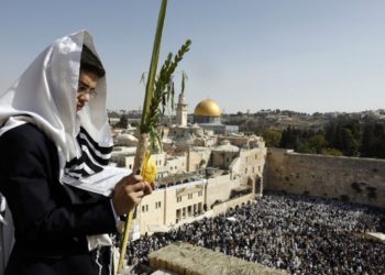 Decenas de miles de judíos participan en la Bendición Sacerdotal en Jerusalém