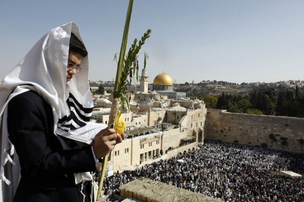 Decenas de miles de judíos participan en la Bendición Sacerdotal en Jerusalém