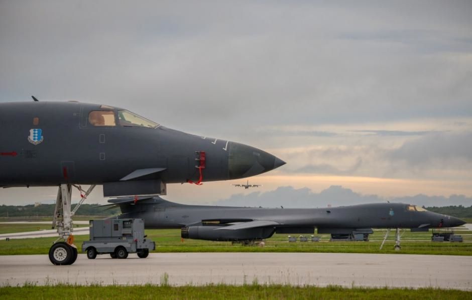 Bombarderos B-1B Lancer se preparan a despegar (Reuters)