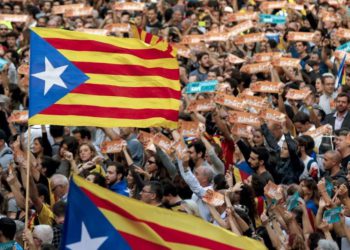 Rompiendo la neutralidad, judíos españoles se manifiestan contra la independencia catalana