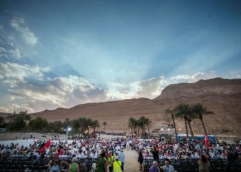 Miles de peregrinos cristianos asisten a la fiesta de la celebración de los Tabernáculos en Ein Gedi, cerca del Mar Muerto, 06 de octubre 2017 (Embajada Cristiana Internacional Jerusalém)