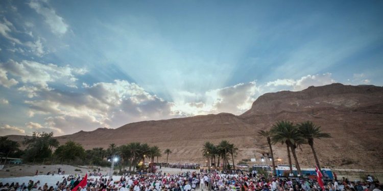 Miles de peregrinos cristianos asisten a la fiesta de la celebración de los Tabernáculos en Ein Gedi, cerca del Mar Muerto, 06 de octubre 2017 (Embajada Cristiana Internacional Jerusalém)