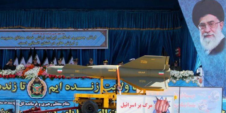 Durante el desfile militar anual que conmemora el aniversario del estallido de su devastadora guerra de 1980-1988 con Iraq de Saddam Hussein, el 22 de septiembre de 1717 en Teherán se muestra un misil S-300 fabricado en Irán. (AFP / str)