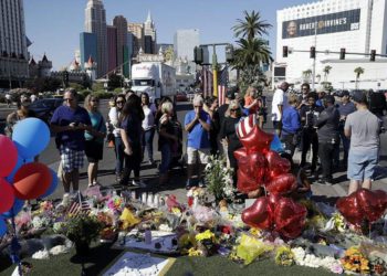 La gente hace una pausa en un monumento a las víctimas de un tiroteo en masa en Las Vegas, el miércoles 4 de octubre de 2017, en Las Vegas. (AP / John Locher)
