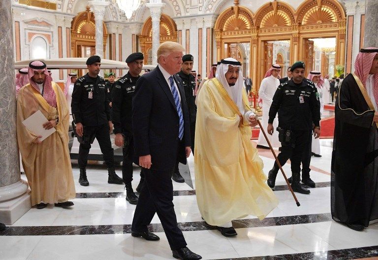 El presidente de EE. UU. Donald Trump (CL) y el rey Salman bin Abdulaziz al-Saud (CR) de Arabia Saudita arribarán a la Cumbre Árabe Islámica Estadounidense en el Centro de Conferencias Rey Abdulaziz en Riyadh el 21 de mayo de 2017. (AFP PHOTO / MANDEL NGAN)