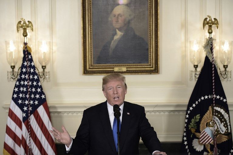 El presidente de los Estados Unidos, Donald Trump, habla sobre el acuerdo con Irán desde la sala de recepción diplomática de la Casa Blanca en Washington, DC, el 13 de octubre de 2017. (AFP PHOTO / Brendan SMIALOWSKI)