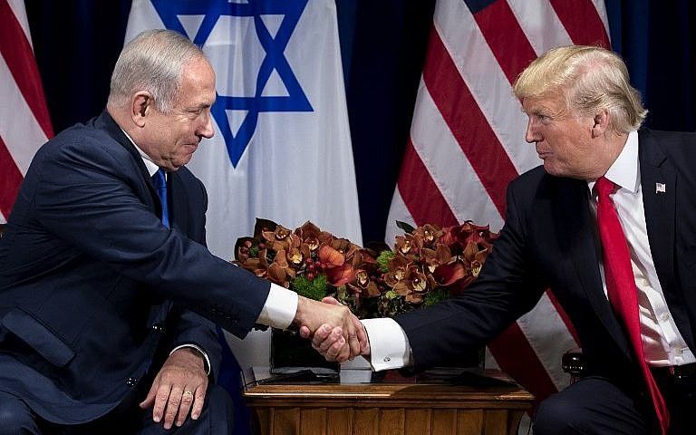 El primer ministro Benjamin Netanyahu (L) y el presidente estadounidense Donald Trump se dan la mano antes de su reunión en el Palace Hotel de la ciudad de Nueva York antes de la Asamblea General de las Naciones Unidas el 18 de septiembre de 2017. (AFP Photo / Brendan Smialowski)