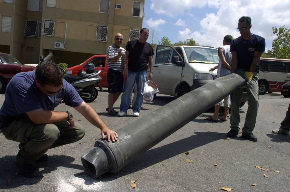 Expertos israelíes en explosivos inspeccionan un cohete de Hezbollah después de que colisionara en la ciudad norteña israelí de Haifa, el 9 de agosto de 2006. (Max Yelinson / Flash 90)