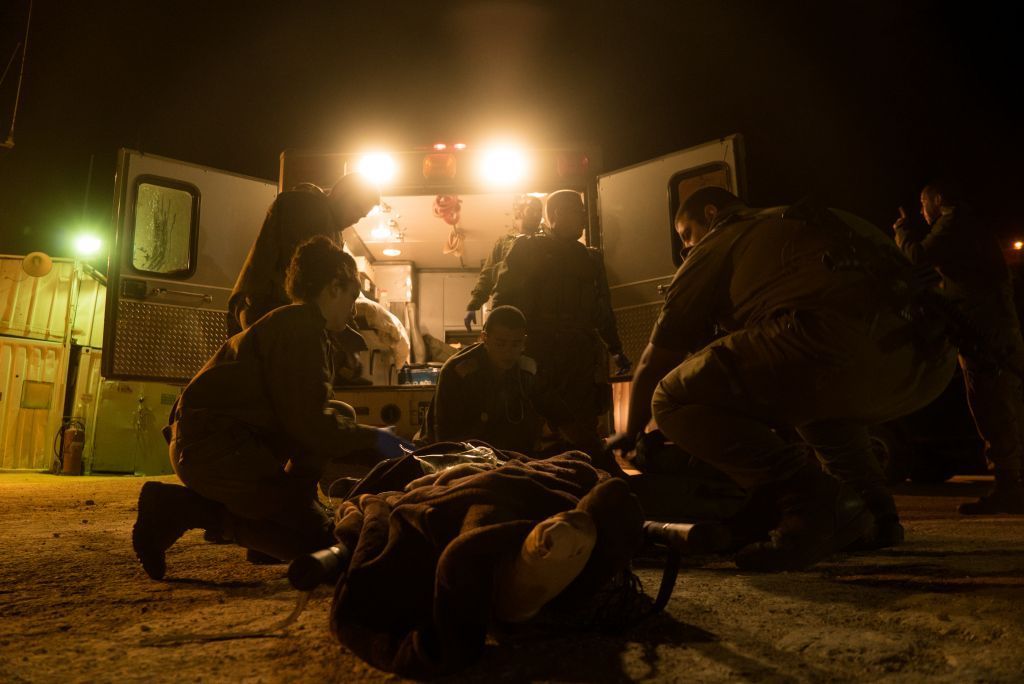 En esta foto sin fecha proporcionada el 19 de julio de 2017, los soldados de las FDI tratan a un sirio herido en la zona de las Alturas del Golán. (Portavoz de las FDI)