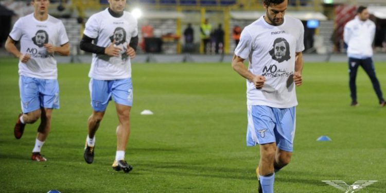 El Lazio sale a calentar con camisetas de Ana Frank contra el antisemitismo