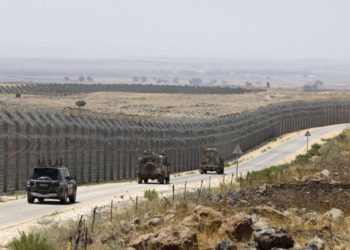 Vehículos de las FDI que conducen por la carretera paralela a la valla fronteriza que separa las regiones israelíes y sirias de los Altos del Golán, 19 de julio de 2017. (AFP / MENAHEM KAHANA)