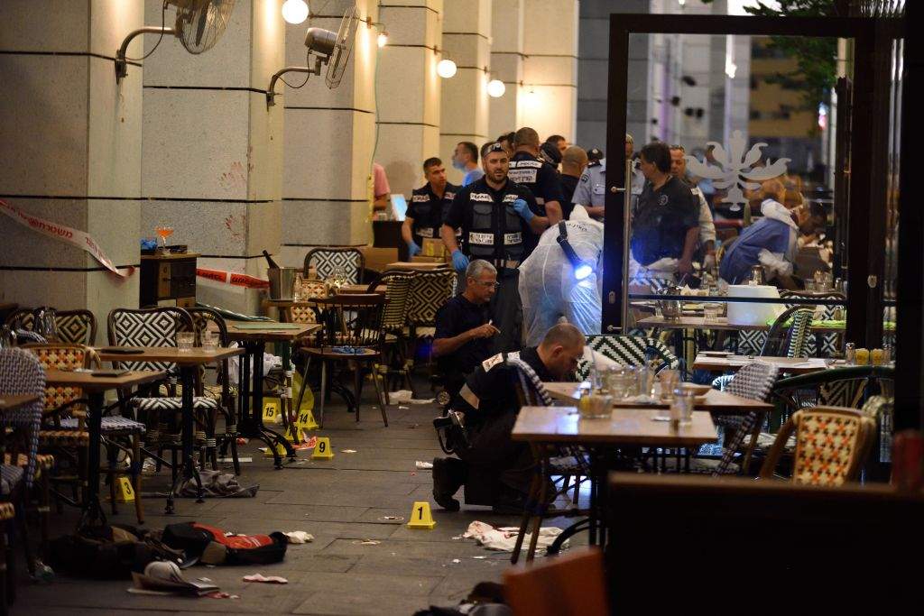 Fuerzas de seguridad israelíes en la escena de un ataque mortal al centro comercial Sarona Market en Tel Aviv, 8 de junio de 2016. (Gili Yaari / Flash90)