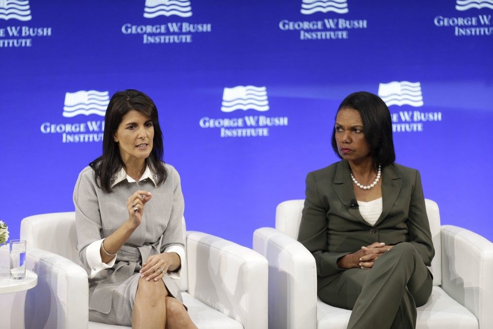La embajadora de los Estados Unidos ante las Naciones Unidas, Nikki Haley, izquierda, y la ex secretaria de Estado de los Estados Unidos, Condoleezza Rice, participan en un panel de discusión en un foro patrocinado por el Instituto George W. Bush en Nueva York el jueves 19 de octubre de 2017. (AP / Seth Wenig)