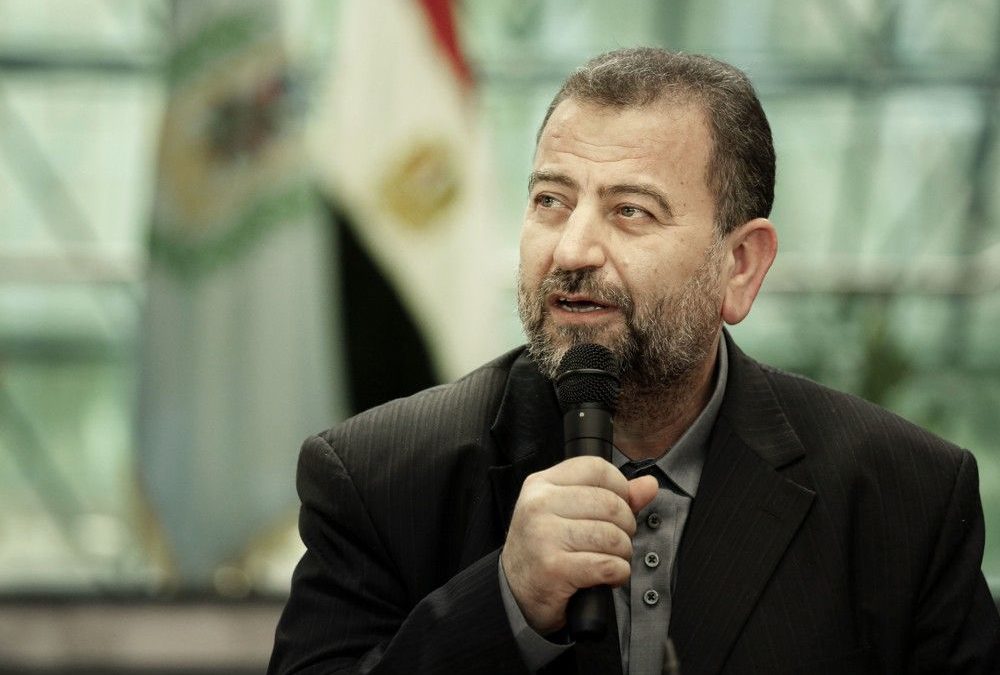 El representante de Hamas Saleh al-Arouri habla tras firmar un acuerdo de reconciliación con el alto funcionario de Fatah, Azzam al-Ahmad, durante una breve ceremonia en el complejo egipcio de inteligencia en El Cairo, Egipto, el 12 de octubre de 2017. (AP Photo / Nariman El- Mofty)