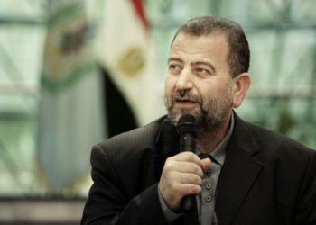 El representante de Hamas Saleh al-Arouri habla tras firmar un acuerdo de reconciliación con el alto funcionario de Fatah, Azzam al-Ahmad, durante una breve ceremonia en el complejo egipcio de inteligencia en El Cairo, Egipto, el 12 de octubre de 2017. (AP Photo / Nariman El- Mofty)