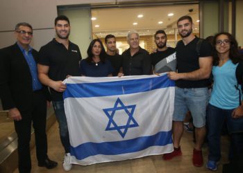 Judokas israelíes regresaron y cantaron el Hatikva en el aeropuerto