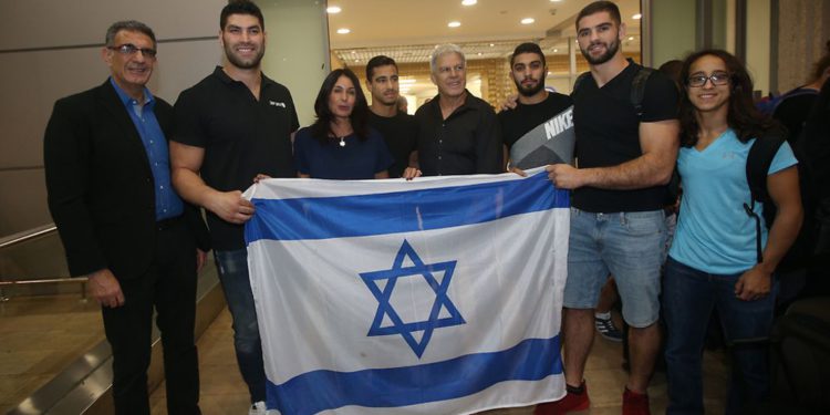 Judokas israelíes regresaron y cantaron el Hatikva en el aeropuerto
