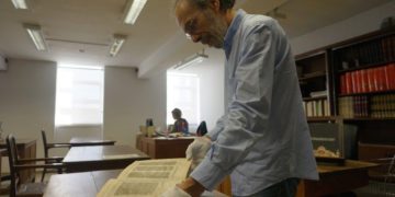 António Eugénio Maia do Amaral presenting the 15th-century Abravanel Hebrew Bible at Portugal’s Coimbra University in 2016. (Cnaan Liphshiz)
