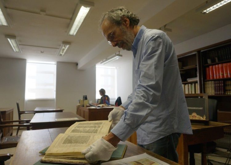 António Eugénio Maia do Amaral presenting the 15th-century Abravanel Hebrew Bible at Portugal’s Coimbra University in 2016. (Cnaan Liphshiz)