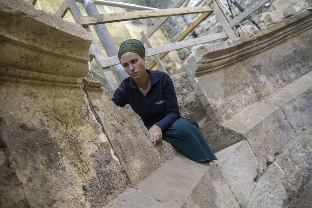 La arqueóloga de la Autoridad de Antigüedades de Israel Tehila Lieberman en la estructura del teatro en los túneles del Muro Occidental de Jerusalén. (Yaniv Berman, cortesía de la Autoridad de Antigüedades de Israel)