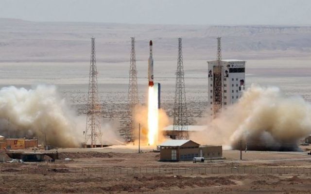 Una imagen del sitio web oficial del Ministerio de Defensa iraní afirma mostrar el lanzamiento de un cohete que transporta satélites el 27 de julio de 2017. (Ministerio de Defensa iraní)