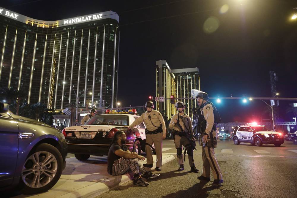 Los agentes de policía están en la escena de un tiroteo cerca del centro turístico y del casino de la bahía de Mandalay en la tira de Las Vegas, el 1 de octubre de 2017, en Las Vegas. (AP Photo / John Locher)