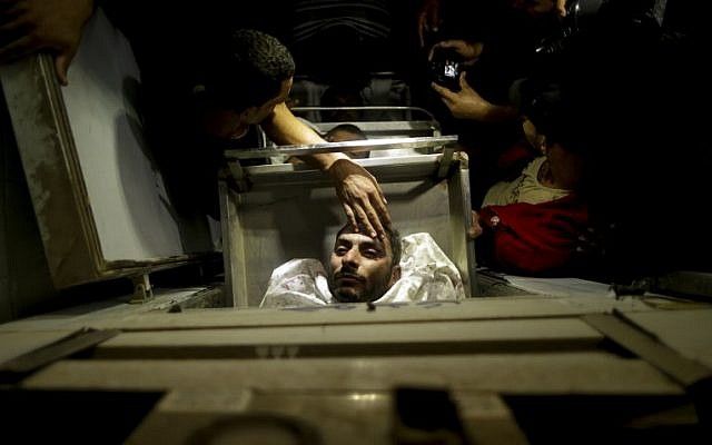 Los cuerpos de los terroristas árabes muertos después de que Israel hiciera explotar un túnel que se extiende desde la Franja de Gaza hacia su territorio, se encuentran en una morgue en el hospital al-Aqsa en Deir el-Balah, en el centro de Gaza, el 30 de octubre de 2017. (AFP PHOTO / MAHMUD NALGAS)