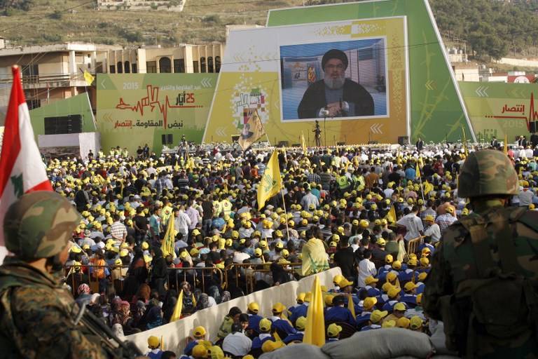 Los partidarios libaneses de Hezbollah se reúnen en la ciudad sureña de Nabatiyeh el 24 de mayo de 2015 (Mahmoud Zayyat / AFP)