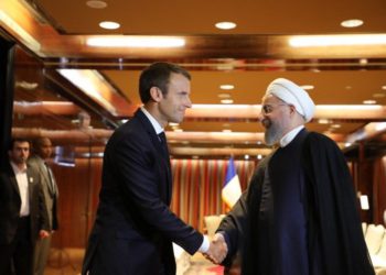 El presidente de Francia Emmanuel Macron (L) saluda al presidente iraní Hassan Rouhani en el Millennium Hotel en Nueva York el 18 de septiembre de 2017, en Nueva York. (AFP Photo / Ludovic Marin)