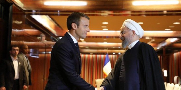 El presidente de Francia Emmanuel Macron (L) saluda al presidente iraní Hassan Rouhani en el Millennium Hotel en Nueva York el 18 de septiembre de 2017, en Nueva York. (AFP Photo / Ludovic Marin)