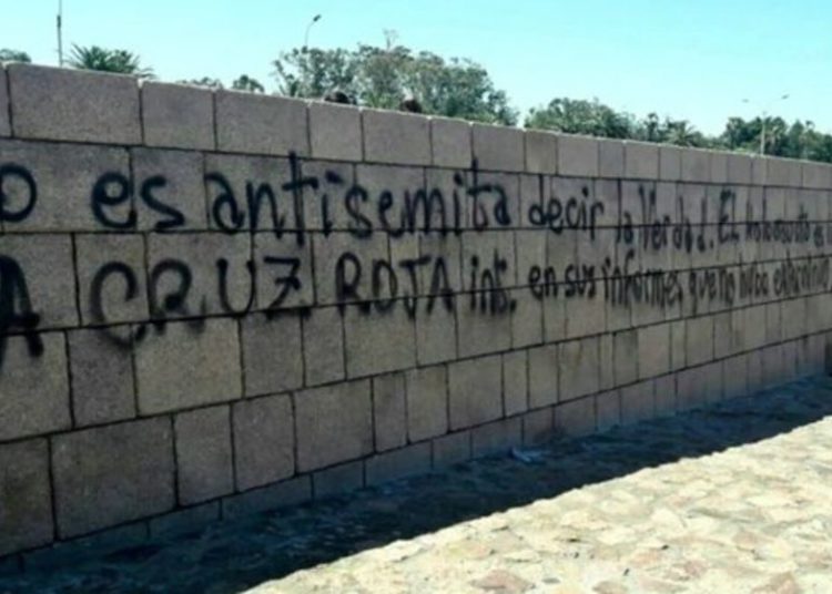 Vandalizaron el Memorial del Holocausto Judío en Uruguay con mensajes antisemitas