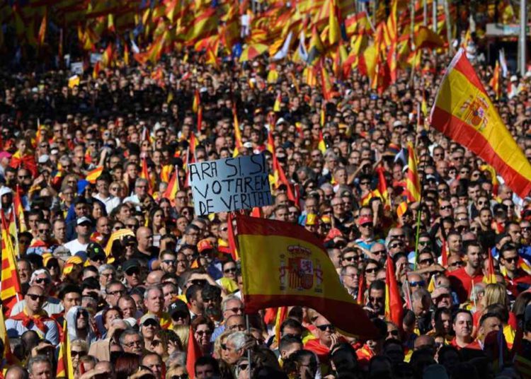Saludos neonazis vistos en protesta contra la independencia de Cataluña