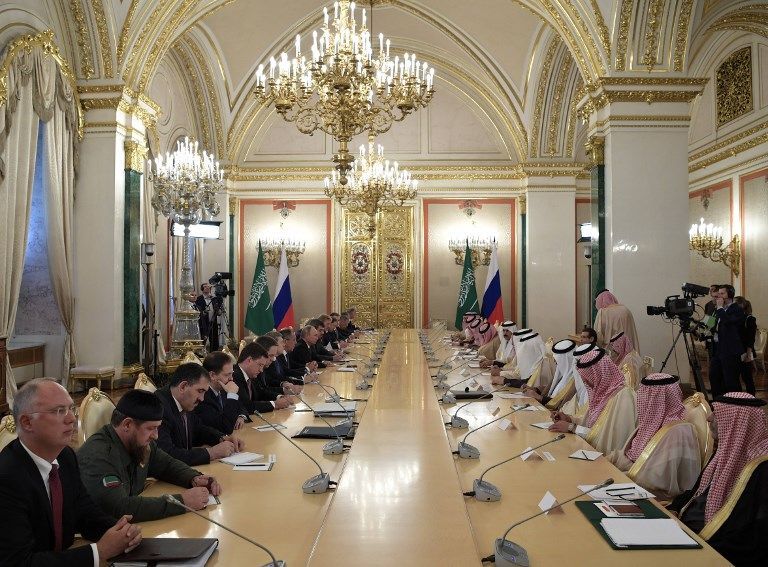 Los miembros de la delegación rusa, encabezada por el presidente Putin, se reúnen con miembros de la delegación saudita, encabezada por el rey Salman bin Abdulaziz Al Saud, en el Kremlin de Moscú el 5 de octubre de 2017. (Alexey Nikolsky / AFP)