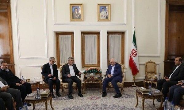 El Ministro de Relaciones Exteriores de Irán Mohammad Javad Zarif (centroderecha) se reúne con altos funcionarios de Hamás en Teherán el 7 de agosto de 2017. (captura de pantalla)