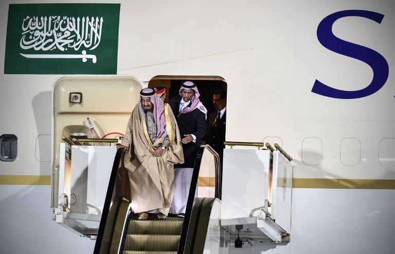 El Rey Salman bin Abdulaziz Al Saud por salir del avión a su llegada al aeropuerto Vnukovo de Moscú el 4 de octubre de 2017. (Alexander Nemenov / AFP)