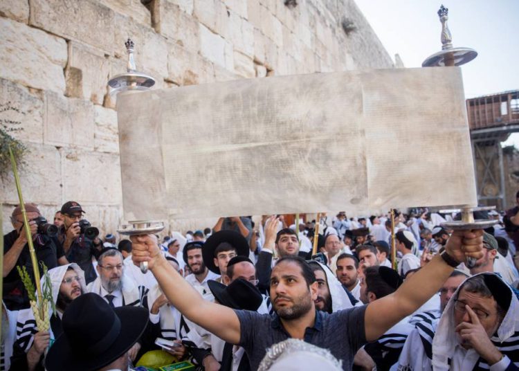 Judíos sostienen el rollo de la Torá en la bendición sacerdotal anual durante la festividad de Sukkot en el Muro Occidental en la Ciudad Vieja de Jerusalém el 8 de octubre de 2017. (Yonatan Sindel / Flash90) - UNESCO