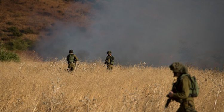 Soldados israelíes buscan en la zona del impacto de un proyectil procedente de Siria