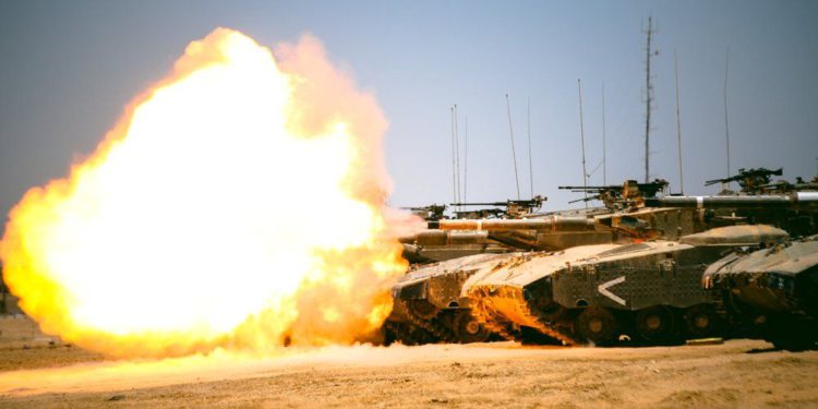 En respuesta a los globos incendiarios: las FDI atacaron objetivos de Hamas en la Franja de Gaza