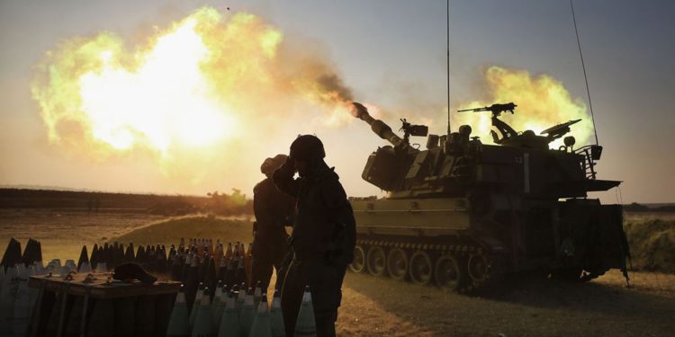 Imagen ilustrativa: Tanques israelíes abren fuego de represalia (AFP / Getty Images)