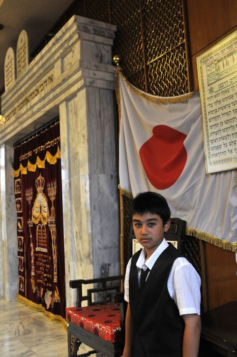 Un muchacho judío se prepara para su bar mitzvah en la sinagoga de Kobe en Japón el 26 de junio de 2009 (Serge Attal / Flash 90)
