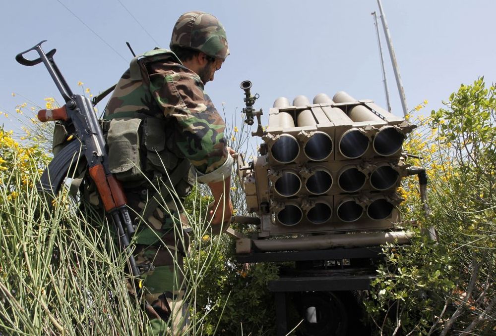 Un terrorista de Hezbolá se encuentra detrás de un lanzacohetes vacío, 22 de mayo de 2010. (AP / Hussein Malla)