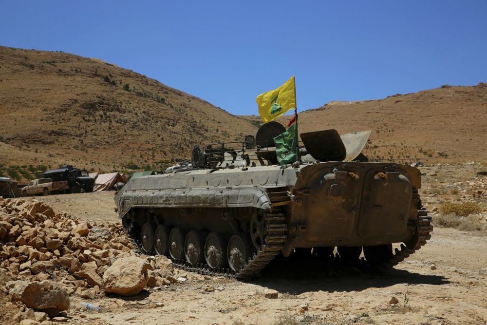 Un vehículo blindado de Hezbolá se encuentra en el lugar donde estallaron los enfrentamientos entre Hezbolá y los combatientes vinculados con Al Qaeda en Wadi al-Kheil o el valle de Al-Kheil en la frontera entre Líbano y Siria, 29 de julio de 2017. (AP Photo / Bilal Hussein)
