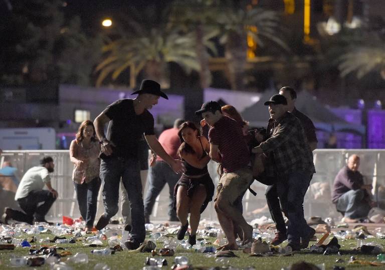 Una persona herida es sacada de los terrenos del festival de música country después de que un pistolero abrió fuego sobre las muchedumbres que asistían al acontecimiento, en Las Vegas, Nevada, 1 de octubre de 2017. (David Becker / Getty Images / AFP)