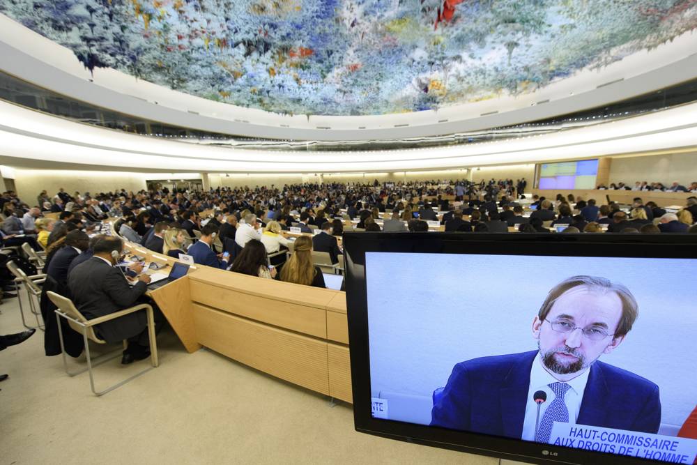 Zeid Ra'ad Al Hussein, alto comisionado de la ONU para los derechos humanos, aparece en una pantalla de televisión durante la apertura de la 36ª sesión del Consejo de Derechos Humanos en Ginebra el 11 de septiembre de 2017. (Laurent Gillieron / Keystone via AP)