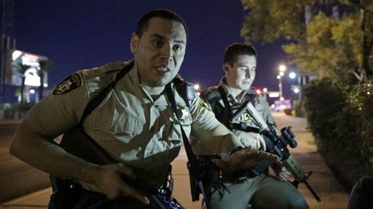 Agentes de la policía piden a las personas de buscar refugio durante el tiroteo ocurrido cerca del hotel Mandalay Bay de Las Vegas