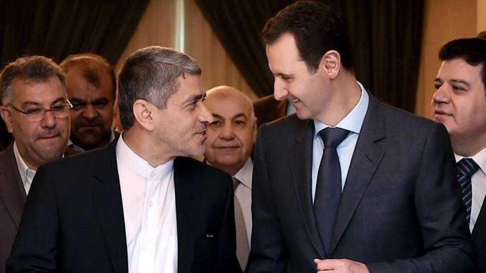 Desde la página oficial de Facebook de la presidencia siria, el presidente sirio Bashar Assad, derecha, reuniéndose con el ministro iraní de economía y asuntos financieros, Ali Tayebnia, izquierda, en Damasco, Siria, el lunes 16 de marzo de 2015. (AP)